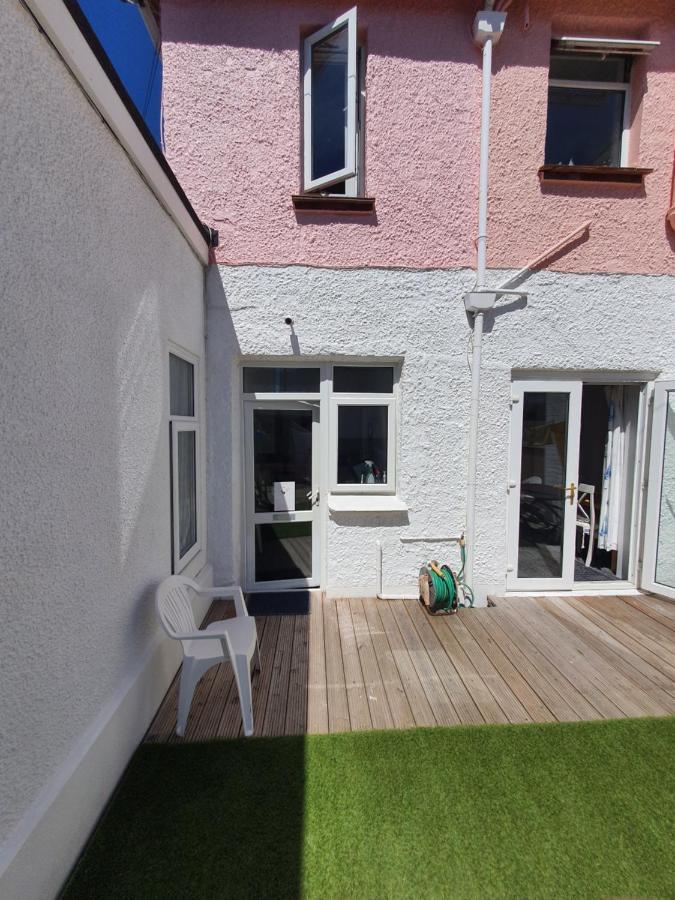 Barbie House A Beautiful 2 Bedroom Ground Floor , Private Large Garden & Decking Area & Private Car Space ,next Door ,unlimited Free Ballet & Make Up Lessons In Our Magnificent While , Opposite